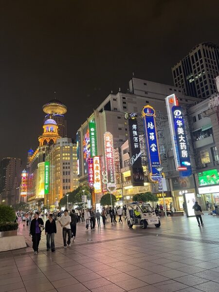 Un luthier en Chine visite le centre ville de Shanghai.